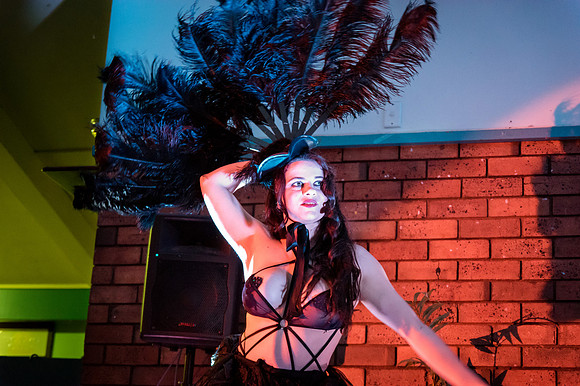 Feather boa show - Lola Montgomery