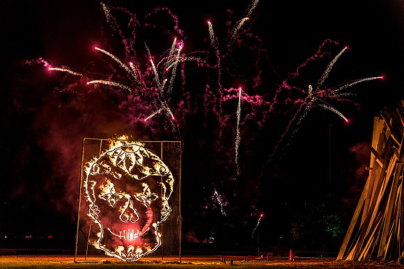 Skull 2 w. fireworks